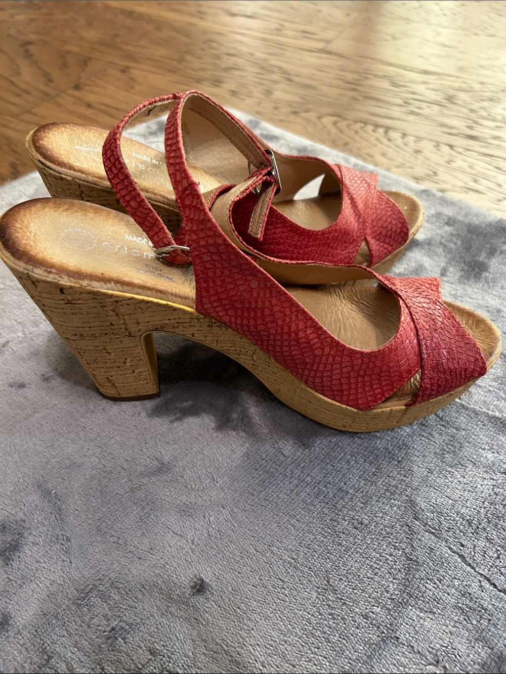 New Eric Michael Coral Red Textured leather Peep-Toe Slingback Platform Sandals - Picture 3 of 8
